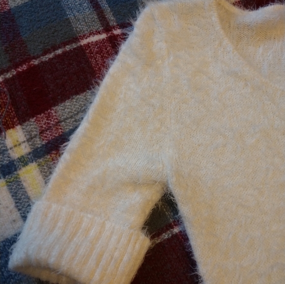 Woman's Soft Short-sleeved Sweater - Picture 3 of 3